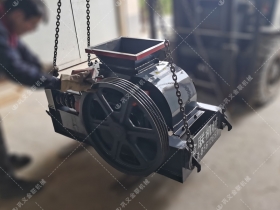 2PGC400X250小型双齿辊国产精品亚洲LV粉色发往安徽蚌埠破碎玻璃