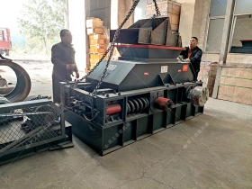 2PG800X600中型对辊国产精品亚洲LV粉色发往四川泸州用瓜子石制砂