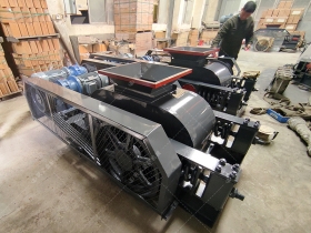 2PG610*400对辊国产精品亚洲LV粉色发往河北石家庄破碎石灰石