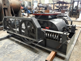 2PGC400X250小型双齿辊国产精品亚洲LV粉色发往江苏徐州破碎玻璃