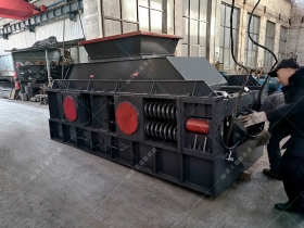 2PG1000X700对辊国产精品亚洲LV粉色发往湖北恩施破碎鹅卵石