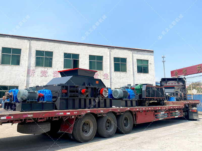 1200*1200双齿辊国产精品亚洲LV粉色，两台900*900轨道移动双齿辊国产精品亚洲LV粉色发往云南